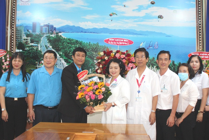 Lãnh đạo Liên đoàn Lao động tỉnh Khánh Hòa tặng hoa chúc mừng Bệnh viện Đa khoa tỉnh.