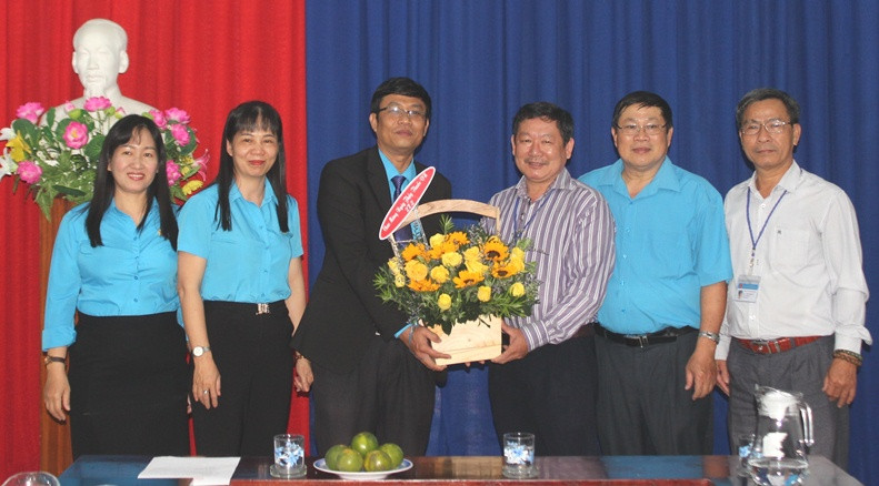 Lãnh đạo Liên đoàn Lao động tỉnh Khánh Hòa tặng hoa chúc mừng Trung tâm Kiểm soát bệnh tật tỉnh.