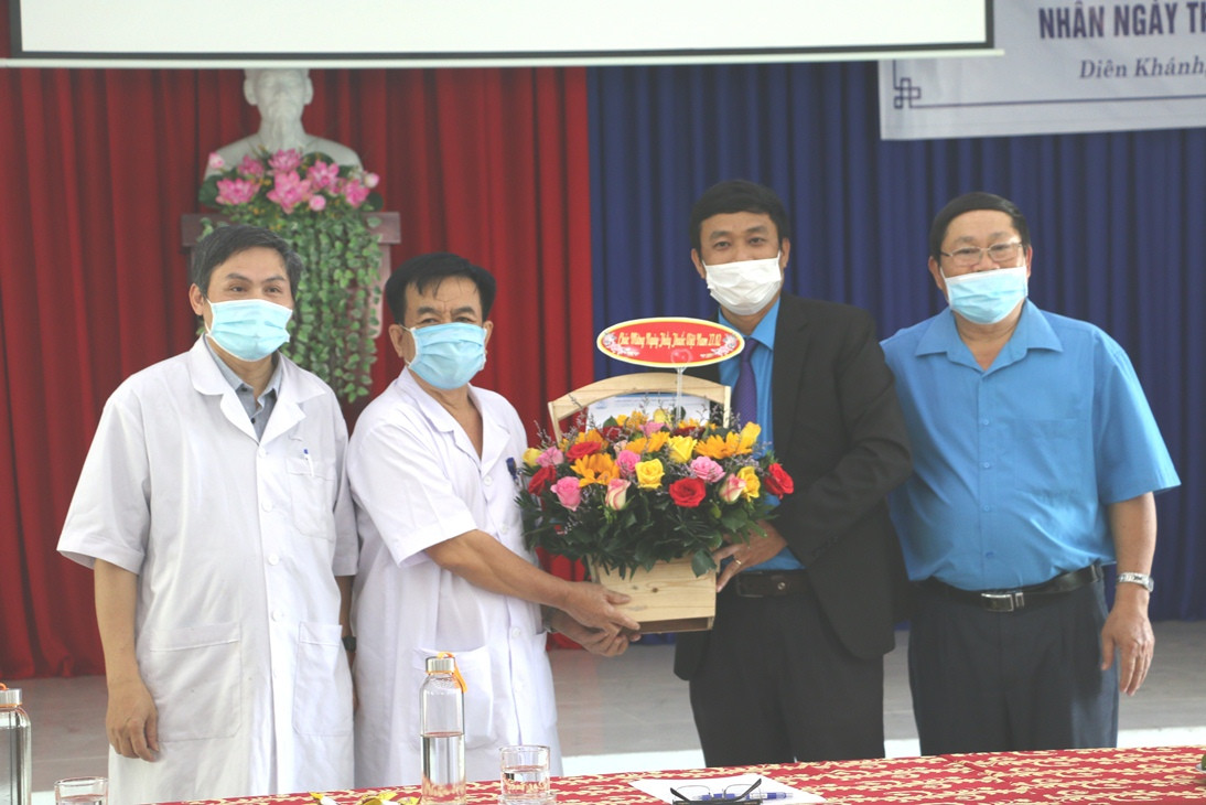 Lãnh đạo Liên đoàn Lao động tỉnh Khánh Hòa tặng hoa chúc mừng Bệnh viện Bệnh nhiệt đới tỉnh.