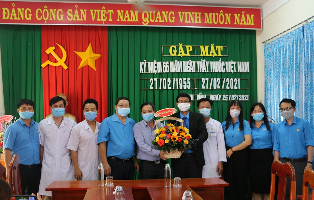 Lãnh đạo Liên đoàn Lao động tỉnh Khánh Hòa tặng hoa chúc mừng Trung tâm Y tế huyện Khánh Vĩnh.