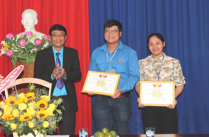 Ông Bùi Thanh Bình tặng bằng khen cho 2 cá nhân Trung tâm Kiểm soát bệnh tật tỉnh.