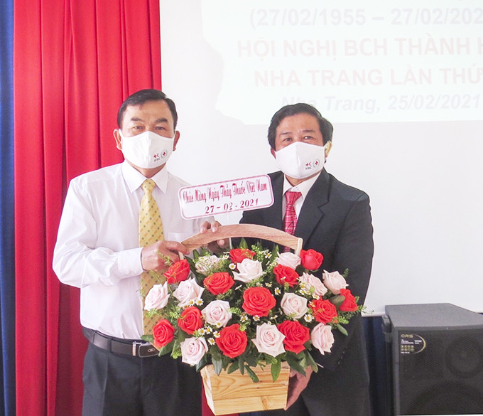 Đại diện Hội Chữ thập đỏ tỉnh tặng hoa chúc mừng ngày Thầy thuốc Việt Nam cho Thành hội. 