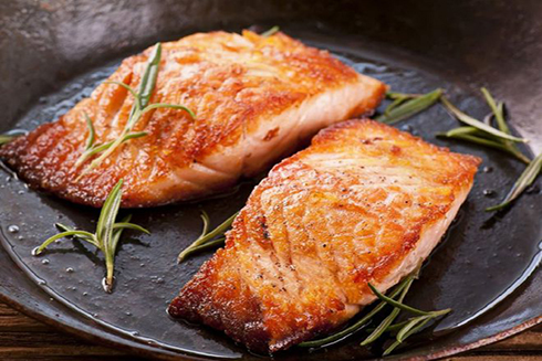 Cá hồi không những có hàm lượng protein cao mà còn có a xít béo omega-3 có khả năng chống viêm, thúc đẩy quá trình đốt mỡ của cơ thể. ẢNH: SHUTTERSTOCK