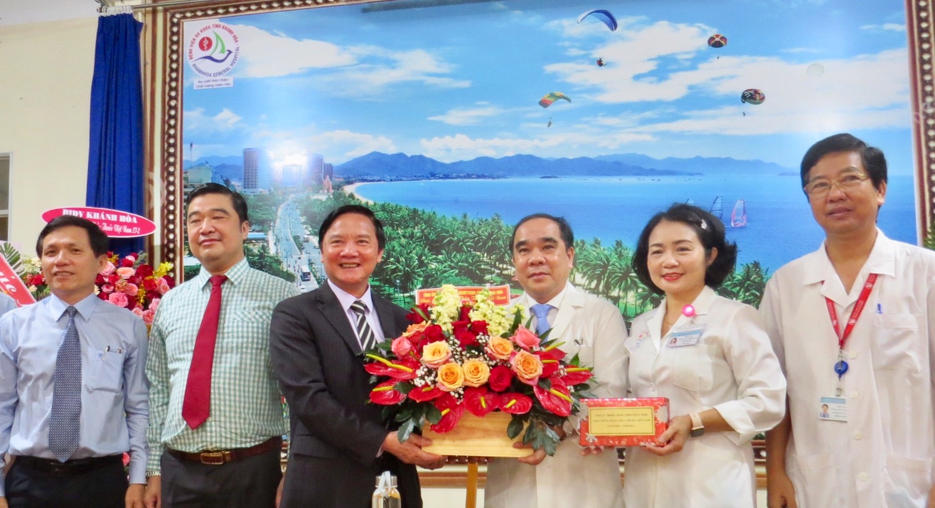 Ông Ngyễn Khắc Định thăm và chúc mừng đội ngũ y, bác sĩ Bệnh viện Đa khoa tỉnh Khánh Hoà.