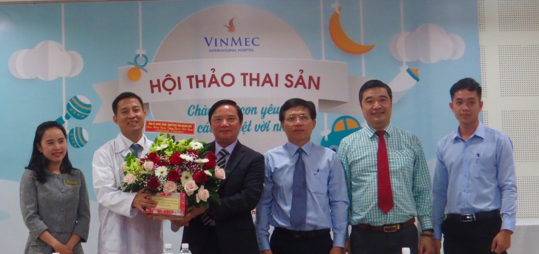 Ông Nguyễn Khắc Định tặng hoa và chúc mừng cán bộ y tế Bệnh viện Vinmec Nha Trang
