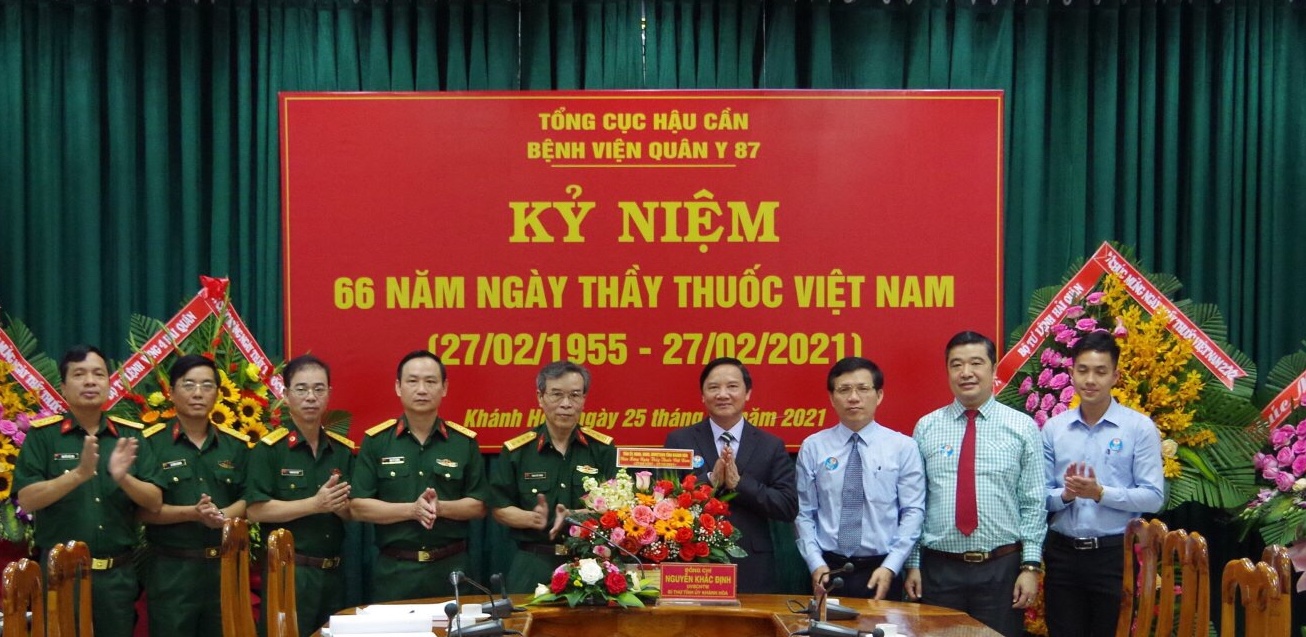 Ông Nguyễn Khắc Định chúc mừng cán bộ y tế Bệnh viện Quân y 87