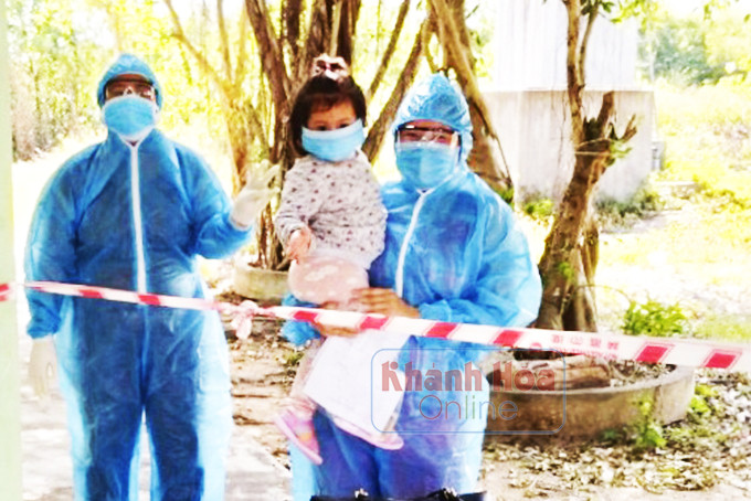 zzCán bộ y tế Phòng khám Đa khoa khu vực Ninh Sim đưa bệnh nhi 19 tháng tuổi điều trị khỏi Covid-19 về khu cách ly tập trung.