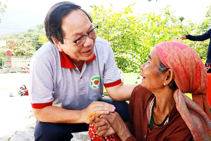 Bác sĩ Trương Tấn Minh tặng quà cho người nghèo ở huyện miền núi Khánh Sơn. 