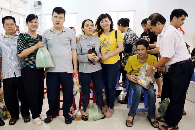 Bác sĩ Trương Tấn Minh cùng các thành viên trong hội tặng quà cho người mù TP. Nha Trang.