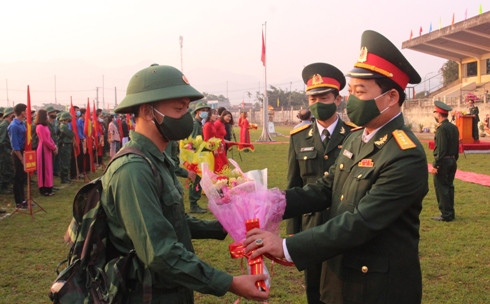 Đại tá Bùi Đại Thắng tặng hoa, động viên tân binh trước lúc về đơn vị.
