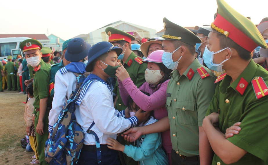 Giây phút tân binh huyện Vạn Ninh tạm biệt người thân trước khi lên đường.