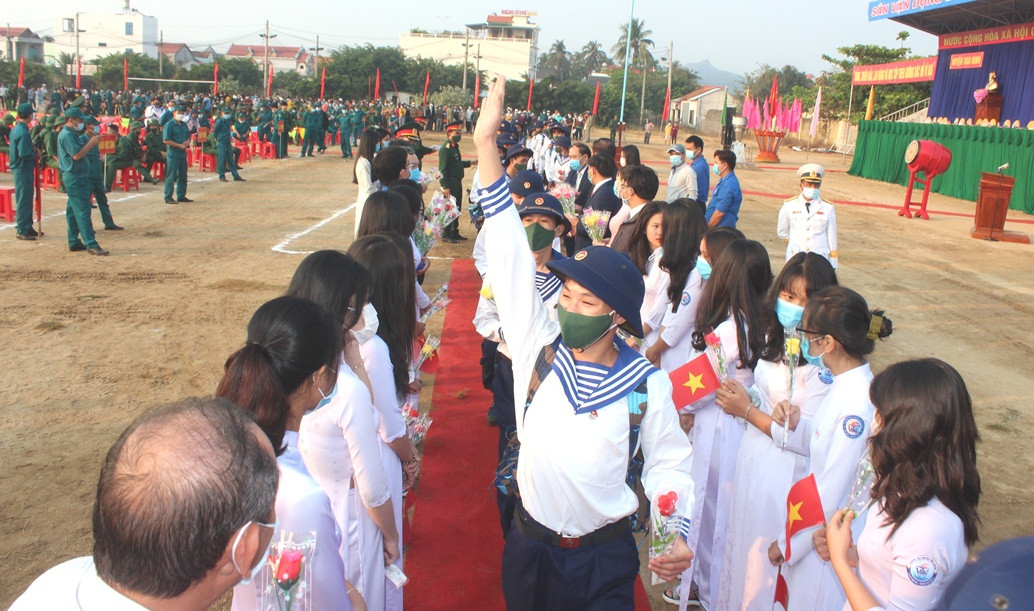 Các tân binh huyện Vạn Ninh hăng hái lên đường nhập ngũ.