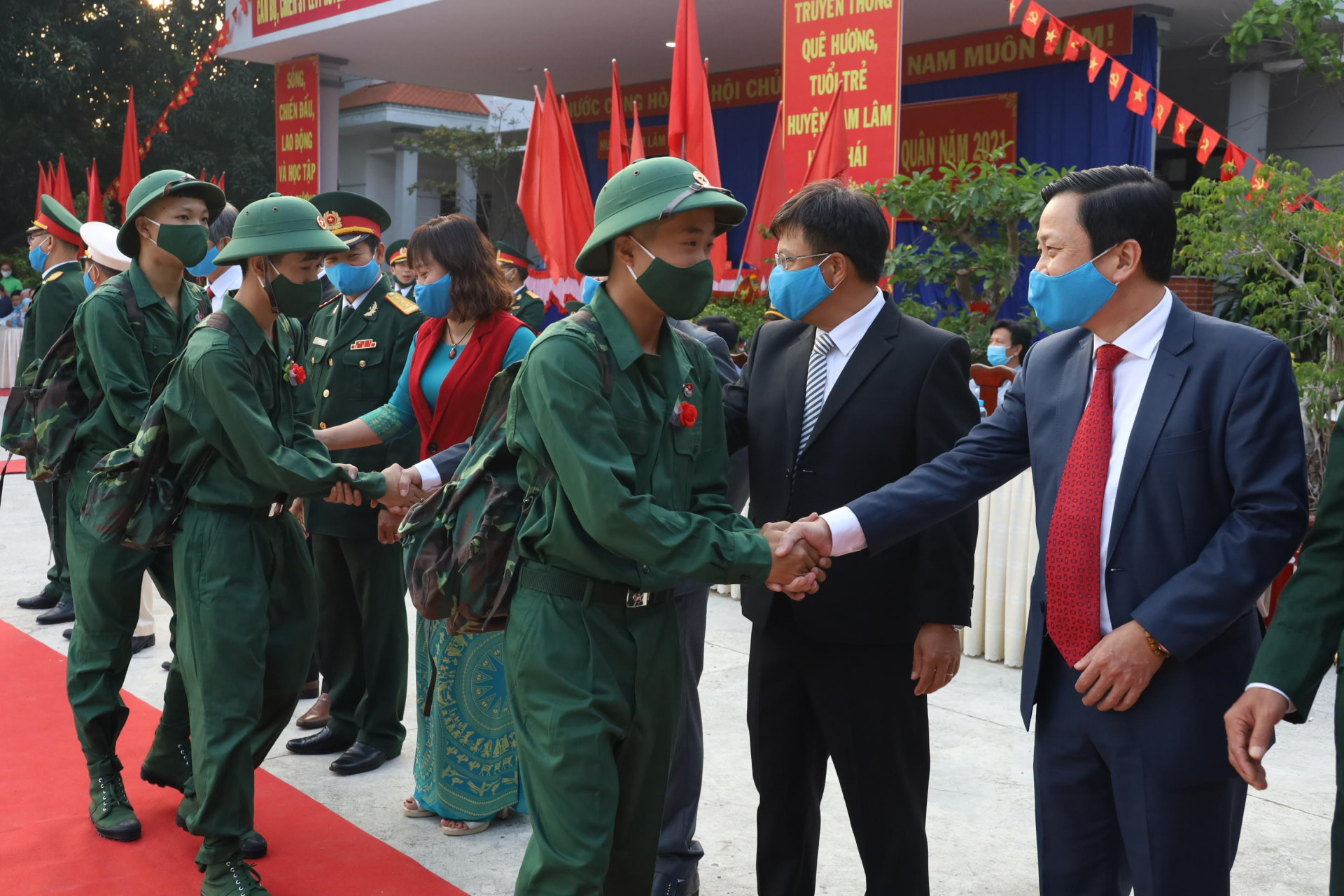 Ông Hà Quốc Trị động viên các thanh niên huyện Cam Lâm lên đường nhập ngũ. 