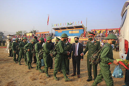 Các vị lãnh đạo tỉnh, Quân khu 5 bắt tay chúc mừng các thanh niên trước giờ lên đường nhập ngũ.