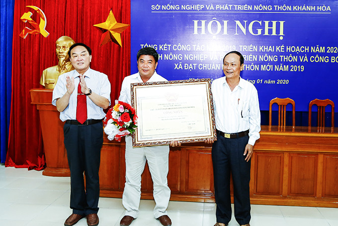 Xã Diên Tân (huyện Diên Khánh) đón bằng công nhận xã nông thôn mới năm 2019.