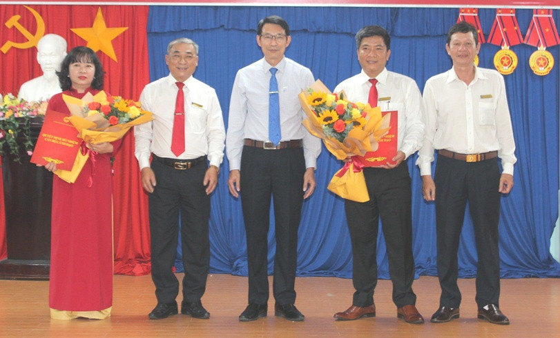 Ông Đinh Văn Thiệu (ở giữa) trao quyết định bổ nhiệm cho 2 Phó Hiệu trưởng Trường Cao đẳng Kỹ thuật Công nghệ Nha Trang.
