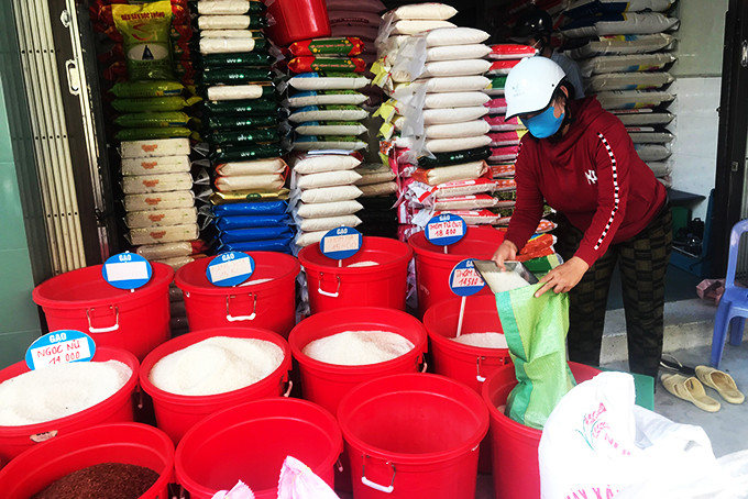 Người dân mua gạo tại một cửa hàng trên đường Trần Nguyên Hãn, TP. Nha Trang. 