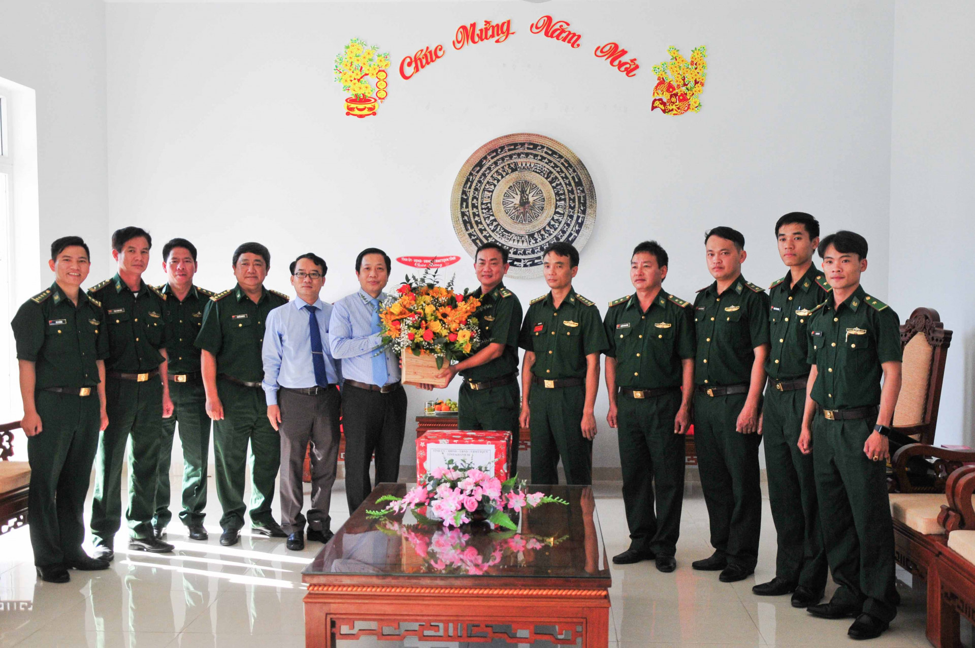 Đồng chí Hà Quốc Trị tặng hoa và quà của Tỉnh uỷ - HĐND - UBND - Uỷ ban MTTQ Việt Nam tỉnh cho cán bộ, chiến sĩ Đồn Biên phòng Cam Hải Đông