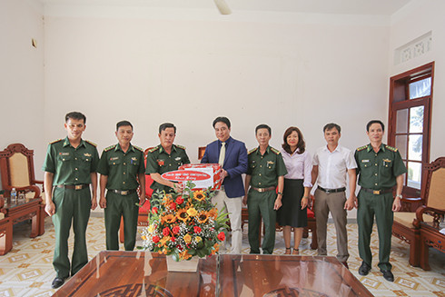 Đồng chí Nguyễn Khắc Toàn tặng quà cho cán bộ, chiến sỹ Đồn Biên phòng Ninh Hải.