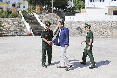 Đồng chí Nguyễn Khắc Toàn thăm cán bộ, chiến sỹ Đồn Biên phòng Ninh Phước (thị xã Ninh Hòa)