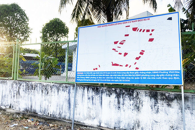 UBND phường Vĩnh Hòa treo bản đồ mặt bằng phân lô Khu dân cư nam đèo Rù Rì để rà soát việc cấp giấy chứng nhận quyền sử dụng đất tại dự án này.
