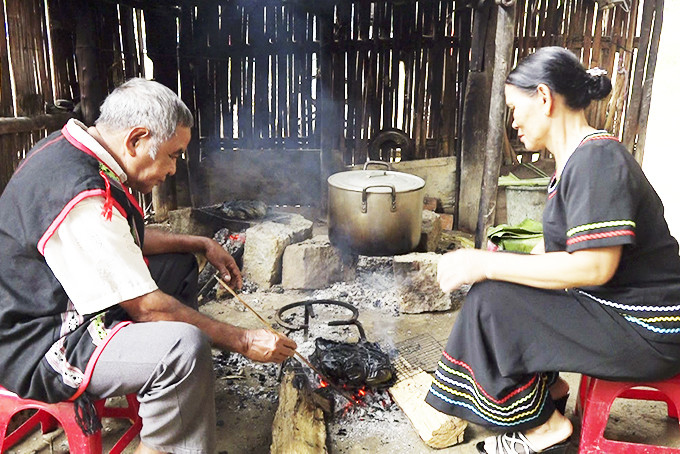 Ông Cao Thiên và vợ nấu món ăn truyền thống của người Raglai.
