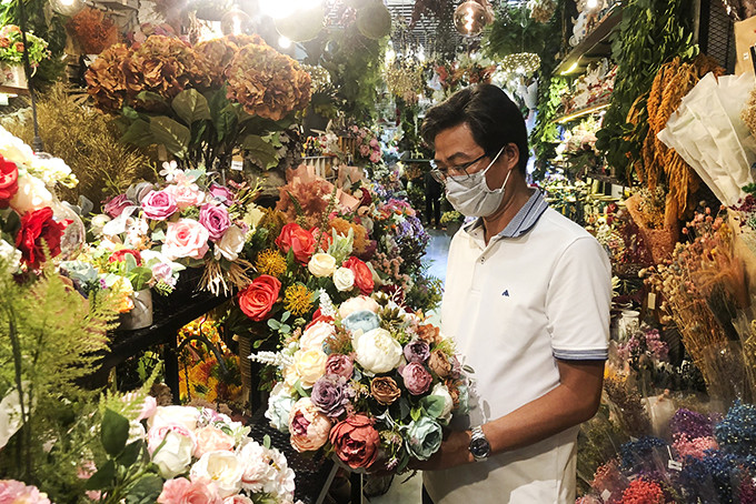 Khách hàng chọn mua hoa khô tại shop hoa Jungle.
