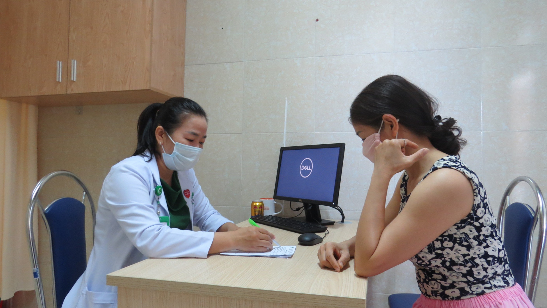 Bác sĩ Bệnh viện Đa khoa Sài Gòn Nha Trang tư vấn sức khoẻ sinh sản cho bệnh nhân