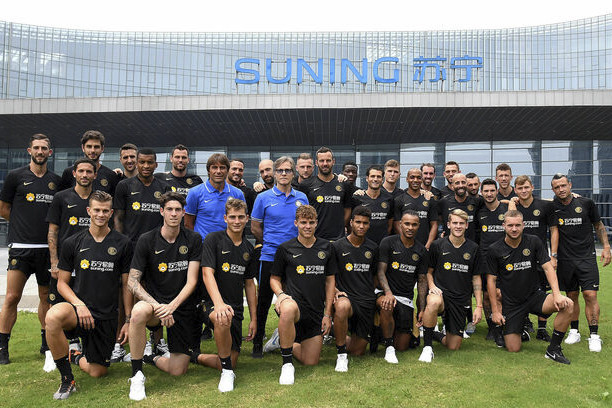 Toàn đội Inter đến thăm trụ sở công ty mẹ Suning tại Nam Kinh, Trung Quốc hồi tháng 7/2019. Ảnh: Inter.it
