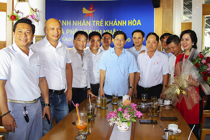 Ông Nguyễn Tấn Tuân chụp hình lưu niệm với các doanh nhân.