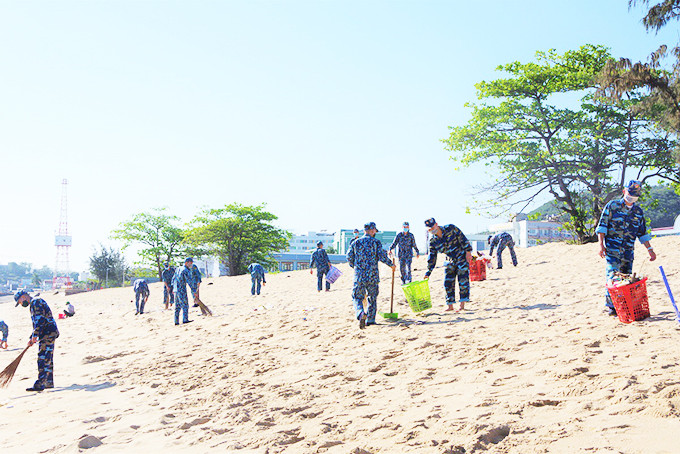 Các đoàn viên, thanh niên của đơn vị tham gia làm sạch bãi biển.