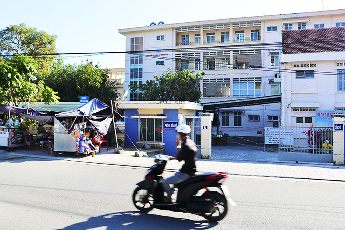 Tình trạng buôn bán trước cổng  Bệnh viện Đa khoa khu vực Ninh Hòa chiều 6-3.