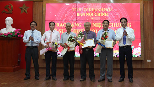 Ông Nguyễn Khắc Toàn và ông Lữ Thanh Hải chúc mừng các vị được nhận kỷ niệm chương. 
