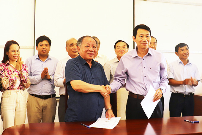 Lãnh đạo UBND tỉnh và lãnh đạo Hiệp hội Nuôi biển Việt Nam ký kết thỏa thuận hợp tác.  