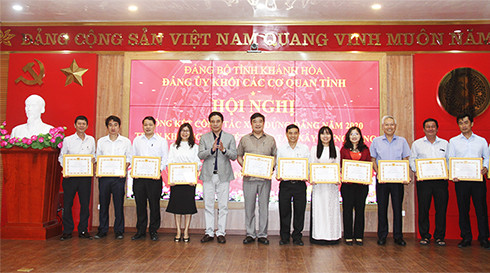 Đồng chí Nguyễn Khắc Toàn trao giấy khen của Đảng ủy Khối các cơ quan tỉnh  cho các tổ chức cơ sở đảng đạt tiêu chuẩn “Trong sạch vững mạnh” tiêu biểu năm 2020.