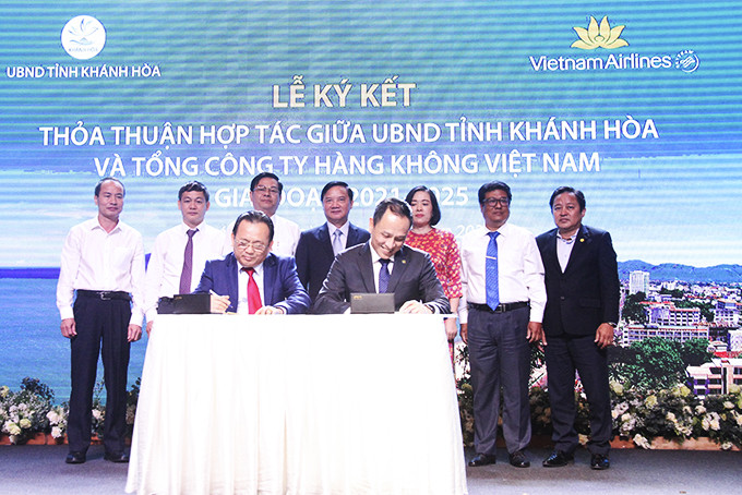 Đồng chí Lê Hữu Hoàng ký kết hợp tác với  lãnh đạo Tổng Công ty Hàng không Việt Nam.