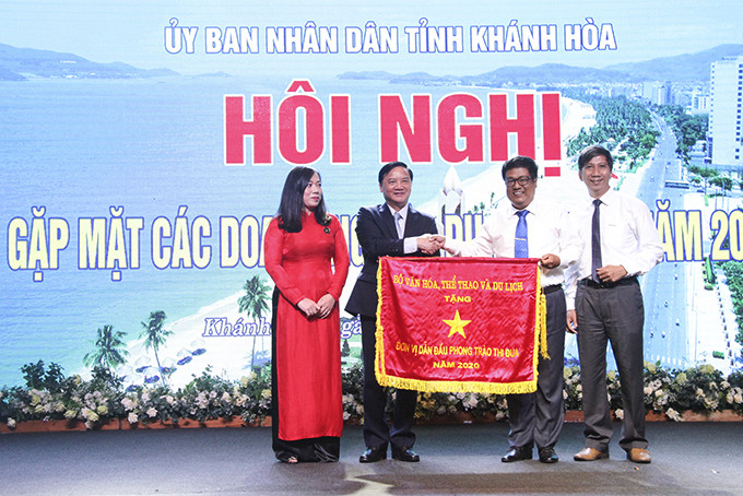 Đồng chí Nguyễn Khắc Định trao cờ thi đua  của Bộ Văn hóa - Thể thao và Du lịch cho Sở Du lịch.