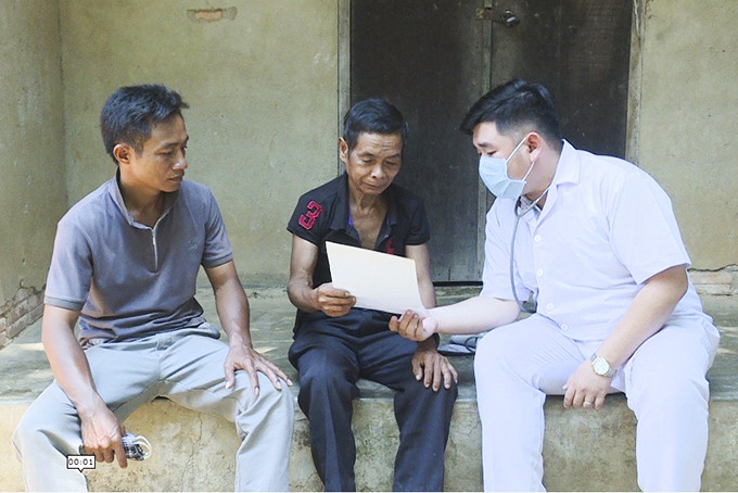 Tư vấn sức khỏe kết hợp tuyên truyền công tác bình đẳng giới tại huyện Khánh Sơn. 