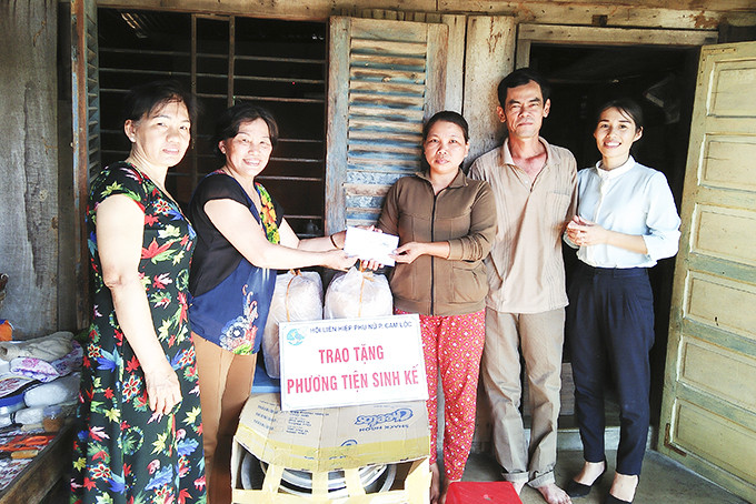 Hội Phụ nữ phường Cam Lộc trong một dịp trao phương tiện sinh kế  cho phụ nữ có hoàn cảnh khó khăn.