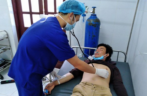 Quân y đảo Song Tử Tây chăm sóc sức khỏe cho bệnh nhân Thắng.