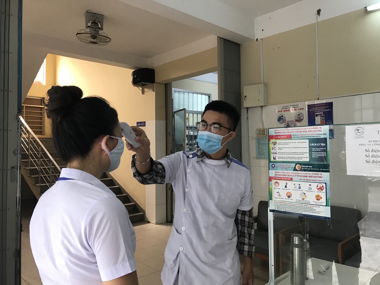 Kiểm tra thân nhiệt người đến khám bệnh tại Bệnh viện Đa khoa tỉnh Khánh Hòa