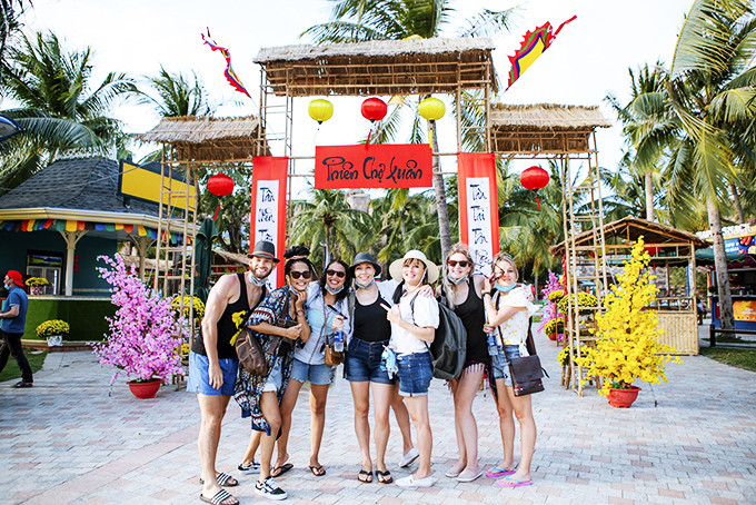 Khách du lịch nước ngoài tham quan Phiên chợ xuân Tân Sửu 2021 ở  VinWonders Nha Trang.