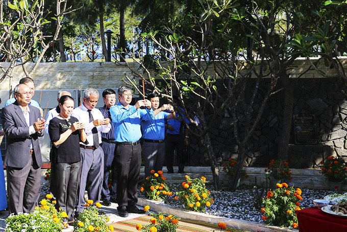 Các đại biểu thắp hương tại khu mộ gió.