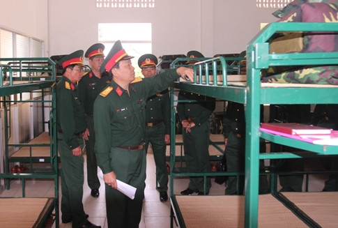 Lãnh đạo Bộ CHQS tỉnh kiểm tra điều kiện ăn ở, sinh hoạt của chiến sĩ mới.