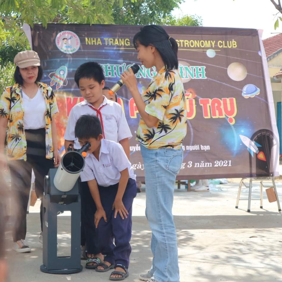 Các em học sinh trải nghiệm sử dụng kính thiên văn