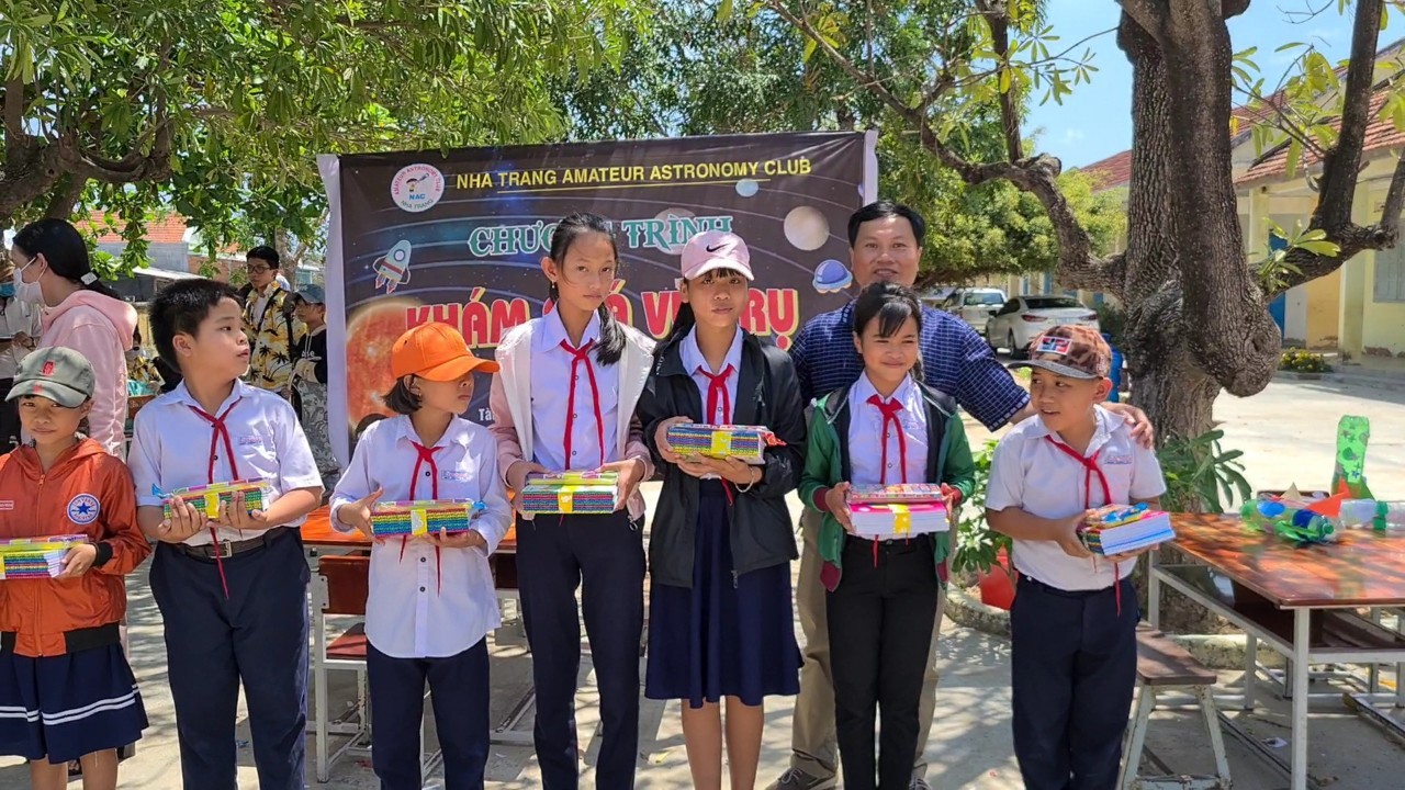 Mạnh thường quân trao quà cho các em nhỏ trường THCS Vạn Thắng 3, huyện Vạn Ninh