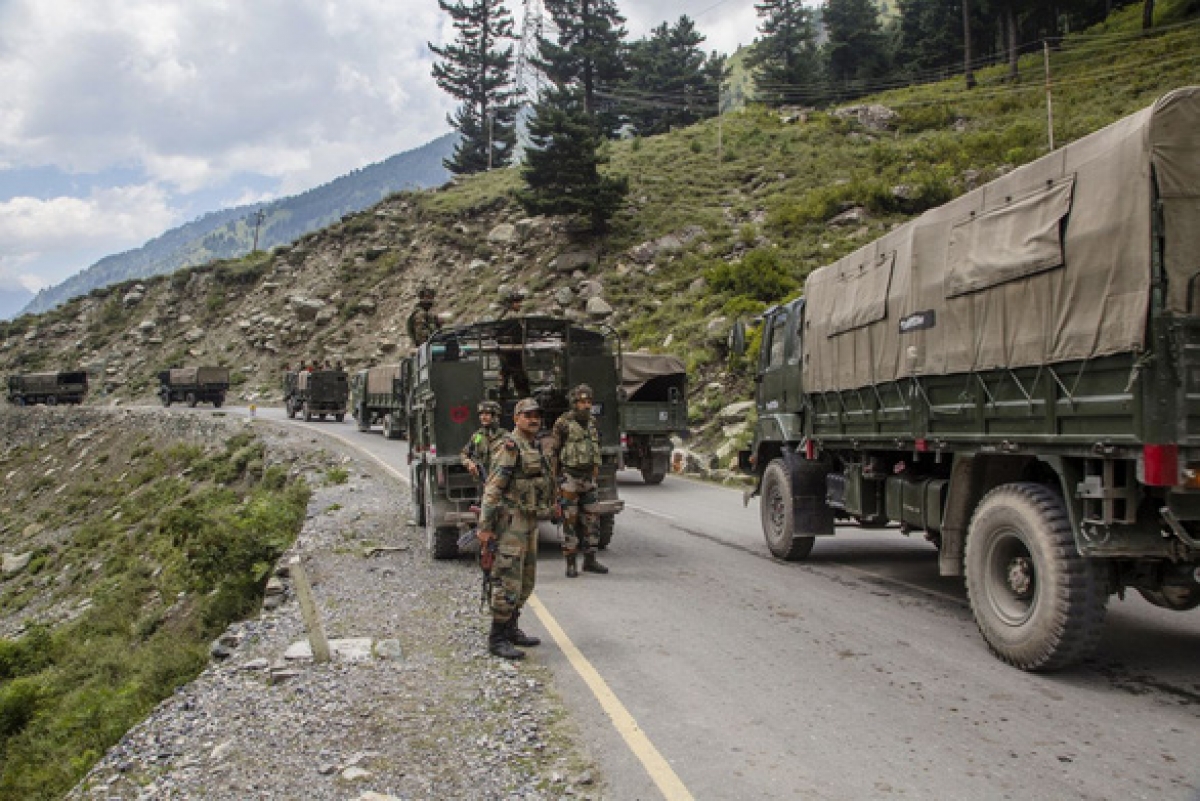 Các binh sĩ Ấn Độ trên đường vận chuyển vật tư tới thị trấn Leh nằm gần biên giới với Trung Quốc hồi đầu tháng 9/2020 - Ảnh: Bloomberg/Getty Images