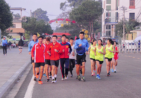 Các vận động viên làm quen đường chạy trước giải (nguồn:Báo Gia Lai)