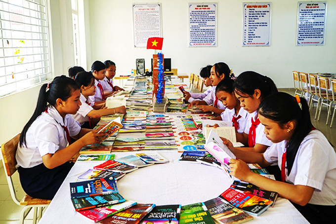 Học sinh đọc sách tại thư viện Trường THCS Cao Bá Quát, TP. Nha Trang trong Tuần lễ học tập suốt đời năm 2020. Ảnh: K.D