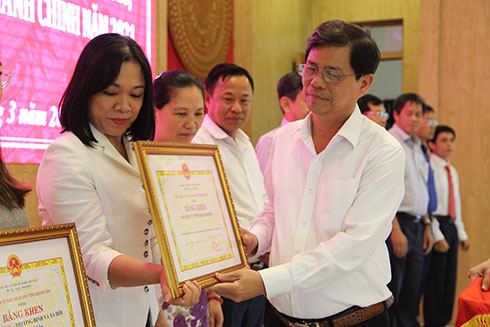 Ông Nguyễn Tấn Tuân trao bằng khen cho các tập thể.